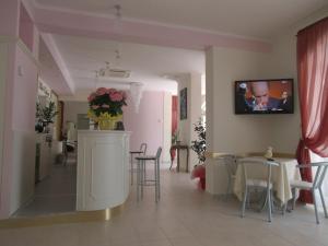 A television and/or entertainment centre at Hotel Explorer