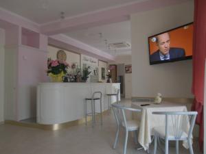 A television and/or entertainment centre at Hotel Explorer