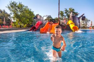 Bazén v ubytování Mobilhome Victoria Camping Lanterna nebo v jeho okolí