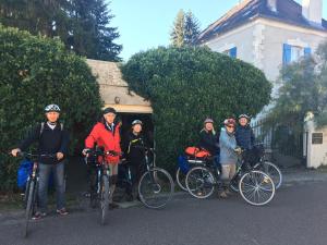 un grupo de personas con sus bicicletas delante de una casa en Les rêves d'Angèle, en Crain