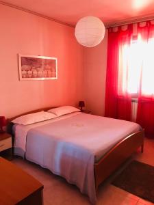 um quarto com uma cama grande e paredes vermelhas em CASA MAJA casa per vacanze abruzzo em Lettomanoppello