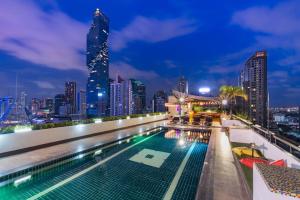 曼谷的住宿－Furama Silom Hotel，一座城市天际线建筑屋顶上的游泳池