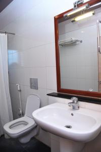 Koupelna v ubytování Hotel Subhalakshmi Palace + 37 fotografií