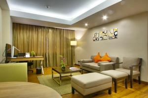 sala de estar con sofá y mesa en ACE Hotel and Suites, en Manila