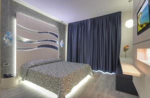 A bed or beds in a room at La Perla