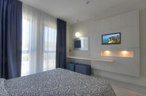 A bed or beds in a room at La Perla