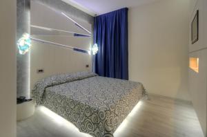 A bed or beds in a room at La Perla