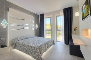 A bed or beds in a room at La Perla