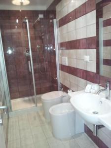 レーリチにあるLa Casa al Mareのバスルーム(シャワー、洗面台、トイレ付)