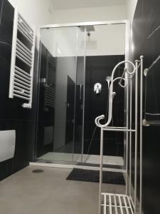 eine Dusche mit Glastür im Bad in der Unterkunft L'arco e il vico in Neapel