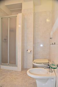 a bathroom with a toilet and a shower at Hotel Onda Bleu in Botricello