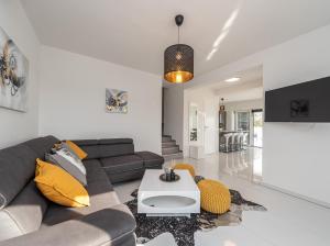 salon z kanapą i stołem w obiekcie Villa Contessa w mieście Privlaka