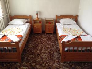 سرير أو أسرّة في غرفة في Katerina Family Hotel