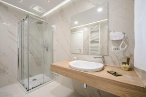 Koupelna v ubytování Quarto Novo Suite + 30 fotografií