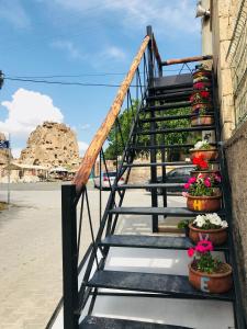 ウチヒサールにあるSakli Konak Cappadocia Hotel&Restaurantの鉢植えの階段