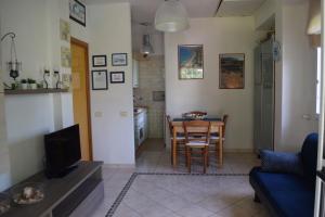 un soggiorno con tavolo e una sala da pranzo di Moro House - in Athena Resort a Scoglitti