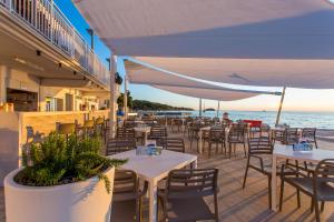 een restaurant op het strand met tafels en stoelen bij Victoria Mobilehome in Orsera Camping Resort in Vrsar