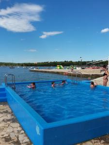 Bazén v ubytování Victoria Mobilehome in Orsera Camping Resort nebo v jeho okolí