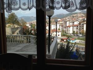 una ventana con vistas a la ciudad en Katerina Family Hotel, en Smolyan