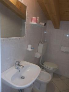 A bathroom at Hotel Explorer