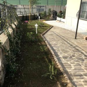 un jardin avec un chemin à côté d'une clôture dans l'établissement IL GIARDINO DEI GLICINI, à Ercolano