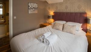 Una cama o camas en una habitación de The White Lion, Soberton 59 fotos más
