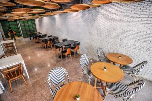 Restoranas ar kita vieta pavalgyti apgyvendinimo įstaigoje 7 Days Premium Hotel at Icon Siam Station