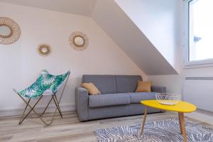 a living room with a couch and chairs at Superbe Appartement - 3km DisneyLand et 20 min des JO in Magny-le-Hongre