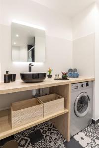 a bathroom with a sink and a washing machine at Superbe Appartement - 3km DisneyLand et 20 min des JO in Magny-le-Hongre