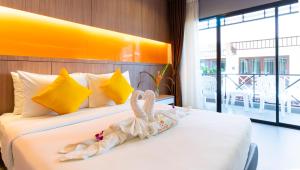 Un pat sau paturi într-o cameră la Little Paradise Haad Rin Koh Phangan