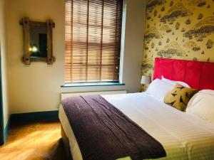 A bed or beds in a room at Oddfellows Chester 
