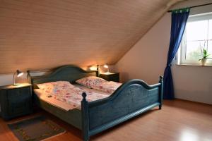 1 dormitorio con 1 cama con 2 mesitas de noche y una ventana en Urlaub auf dem Bauernhof Marx en Kelberg
