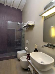 La salle de bains est pourvue d'un lavabo, de toilettes et d'une douche. dans l'établissement Villa Aruch, à Florence