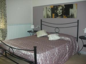 ペルージャにあるHouse Volumniaのベッドルーム1室(壁にポスター付きのベッド1台付)