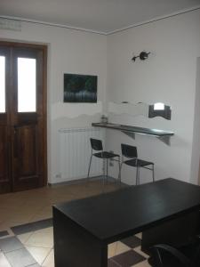 een woonkamer met een tafel en 2 stoelen bij House Volumnia in Perugia