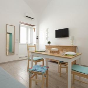 A television and/or entertainment centre at La Casetta di Meta