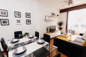 a living room with a table and a couch at Ubicación excelente cerca de Centro Azkuna in Bilbao