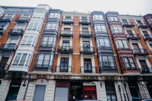 a tall brick building with windows and balconies at Ubicación excelente cerca de Centro Azkuna in Bilbao