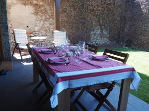 Un restaurante o sitio para comer en La casa de santa Cecilia Naturaleza, piscina y jardín