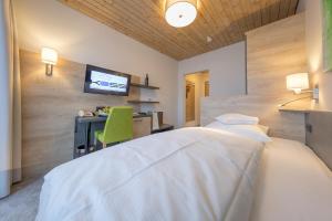 Postel nebo postele na pokoji v ubytování KOSIS Sports Lifestyle Hotel