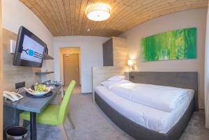 TV a/nebo společenská místnost v ubytování KOSIS Sports Lifestyle Hotel