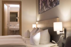 Postel nebo postele na pokoji v ubytování KOSIS Sports Lifestyle Hotel