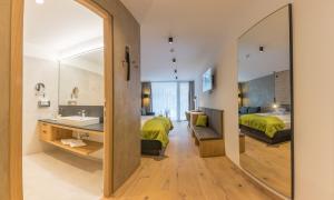 Postel nebo postele na pokoji v ubytování KOSIS Sports Lifestyle Hotel