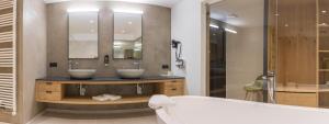 Postel nebo postele na pokoji v ubytování KOSIS Sports Lifestyle Hotel