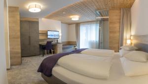 Postel nebo postele na pokoji v ubytování KOSIS Sports Lifestyle Hotel