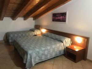 Postel nebo postele na pokoji v ubytování Albergo Antica Luni + 8 fotografií