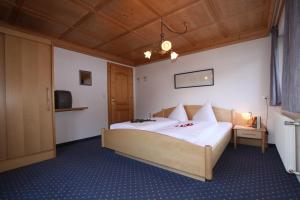 Postel nebo postele na pokoji v ubytování Ferienwohnungen Sonderegger
