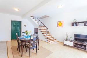 Μια τηλεόραση ή/και κέντρο ψυχαγωγίας στο Villa Leticia in Tučepi, Private Pool