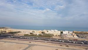 vistas a una ciudad con una autopista y edificios en ماجيك سويت صباح السالم Magic suite sabah Alsalem, en Kuwait