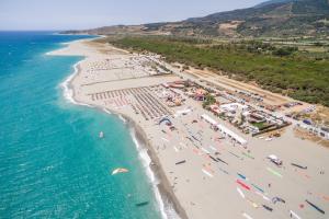 an aerial view of a beach with umbrellas and the ocean at B&B Ginevra in Gizzeria
